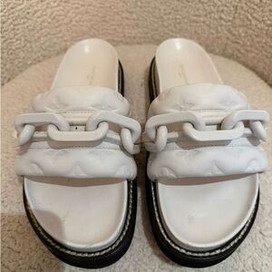 LOUIS VUITTON White Chain Detail Women's Slides